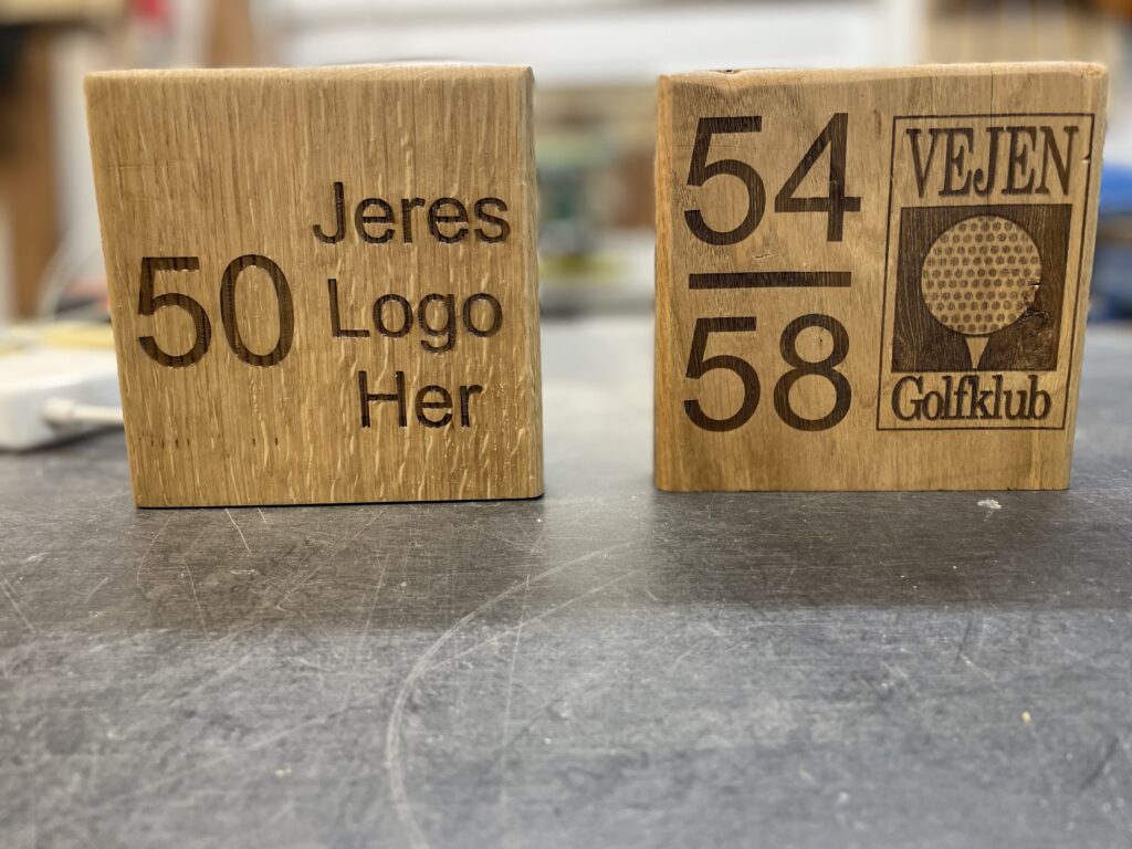 Her er skiltet vist lidt tættere på